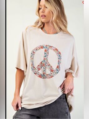 easel Beige Short-Sleeve Tee with Floral Peace Sign